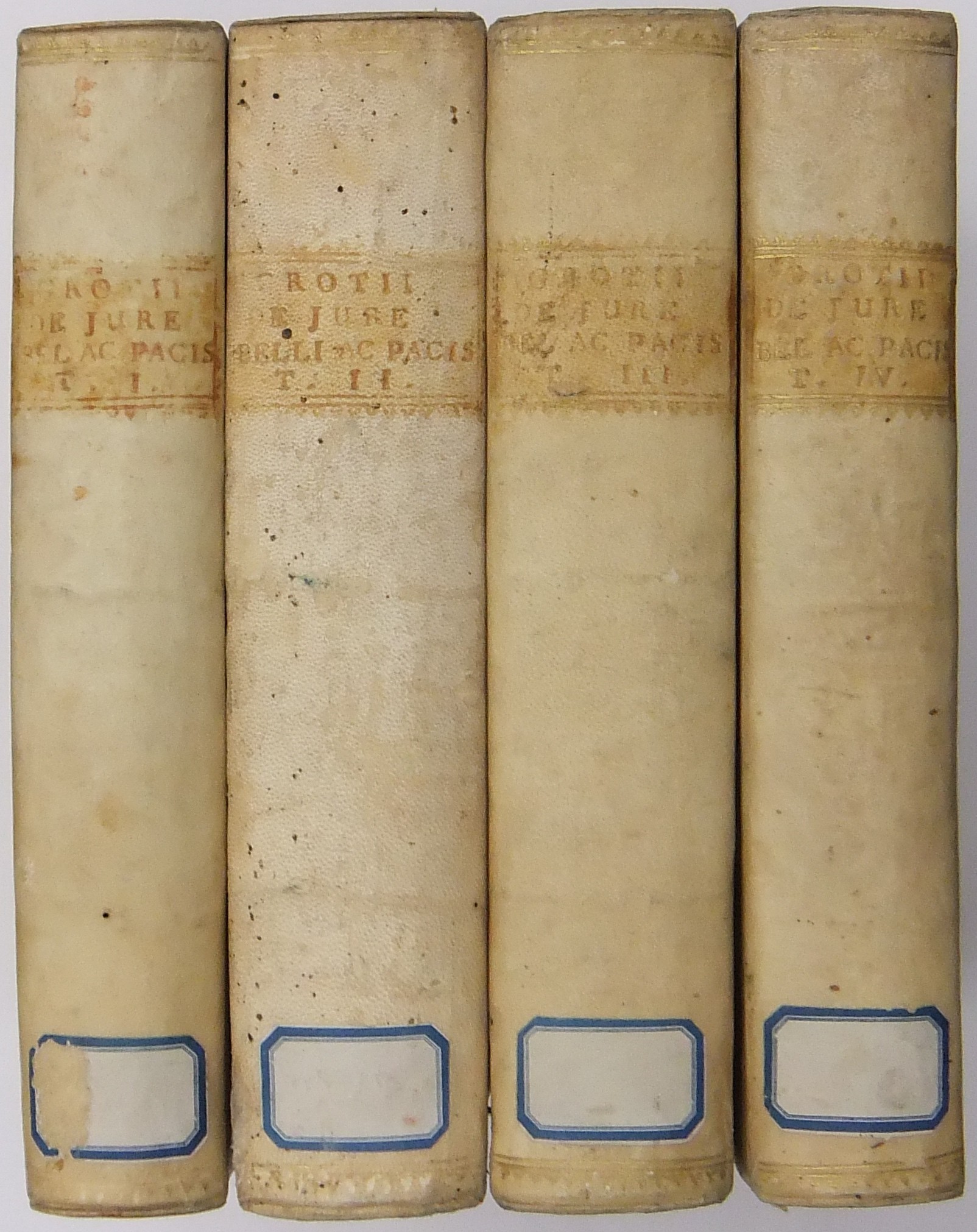 Hugonis Grotii De Jure Belli ac Pacis libri tres.