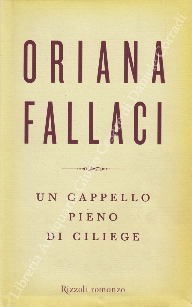 Un cappello pieno di ciliege